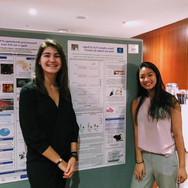 Sophia Liu 和 Alice Sardarian at a poster session